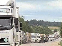 На границе РФ и Латвии выстраиваются очереди из грузовиков