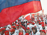 Медведев разрешил россиянам использовать флаг