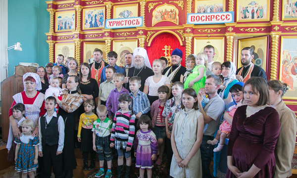 Виктор Зубарев принял участие в Таинстве Крещения детей и взрослых из малообеспеченных семей в Бирилюсском районе Красноярского края