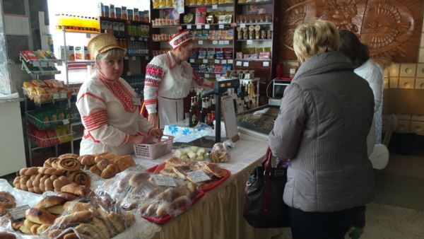 Алькаголь ды ежу ў школьнай сталоўцы прадаюць гандляркі ў нацыянальных строях