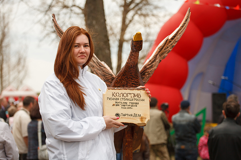 «Партия Дела» подарила Кологриву скульптуру гуся «Партия Дела» подарила Кологриву скульптуру гуся