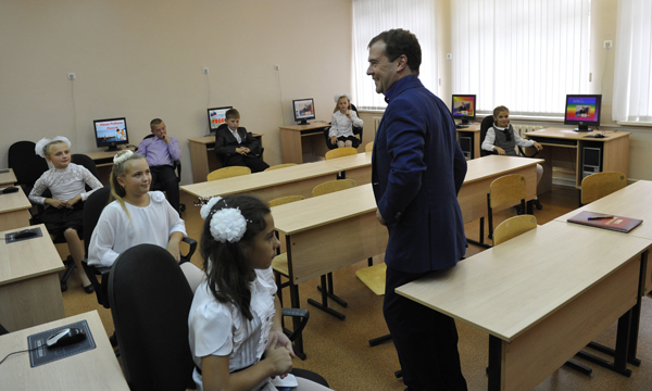 Сельские школы нужно сохранять, заявляет Дмитрий Медведев