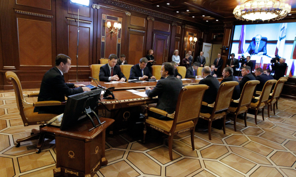 Председатель правительства РФ Дмитрий Медведев проводит совещание в режиме видеоконференции по тарифной и ценовой ситуации в сфере коммунальных и жилищных услуг. Фото: РИА Новости