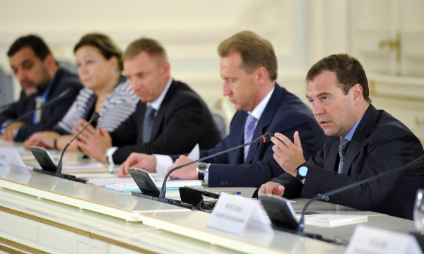 Дмитрий Медведев передал слова поздравления в ходе встречи с представителями попечительского и координационного советов школы