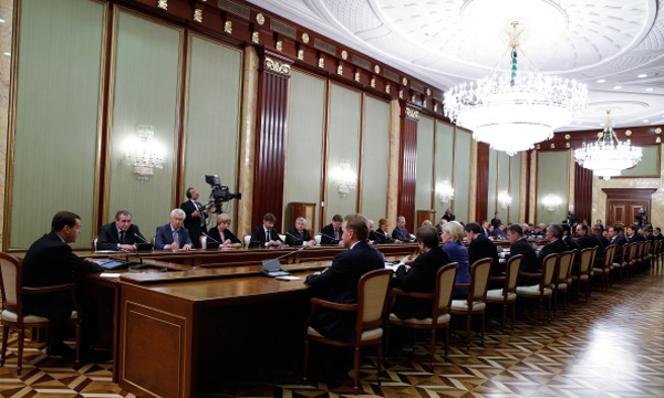 Премьер-министр РФ Дмитрий Медведев (слева) и члены правительства во время встречи с активом партии