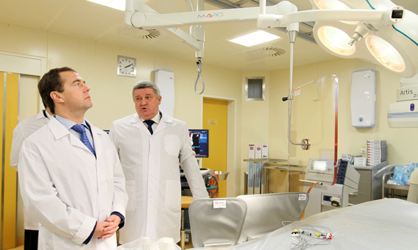 Премьер-министр РФ Дмитрий Медведев и главный врач Федерального центра сердечно-сосудистой хирургии Юрий Шнейдер (слева направо) во время посещения Федерального центра сердечно-сосудистой хирургии. Фото ИТАР-ТАСС