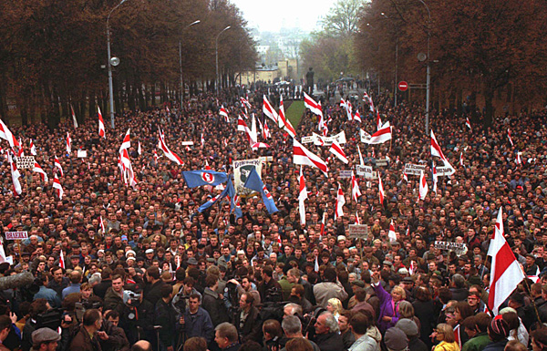 ����� �������� ������ ������� ������������ �����������, ��������� � ����������� ����-������-����� ������ ����������, 19 ������� 1996 ����. ����: ����� �������� / AP