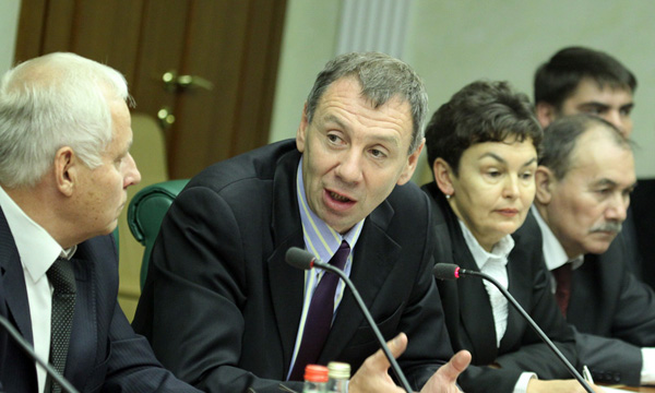 Член Общественной палаты Сергей Марков, выступая в Совете Федерации на круглом столе, посвященном итогам выборов 14 октября. Фото: ER.RU