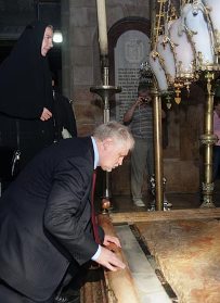 Сергей Миронов посещает храм Воскресения