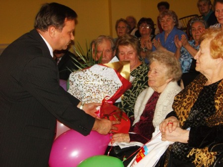 «СПРАВЕДЛИВАЯ РОССИЯ» чествует ветеранов педагогического труда