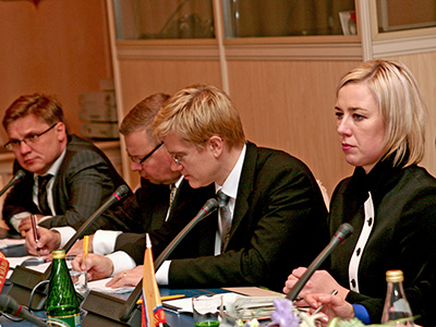 Делегация СДПФ. Ютта Урпилайнен (справа)