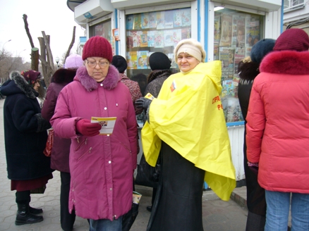 Жители Кургана читают `Программу действий` партии