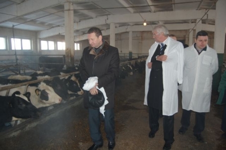 Алексей Чепа осматривает ферму