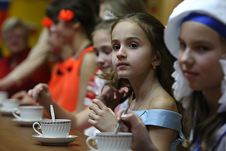 Юные артисты на чаепитии