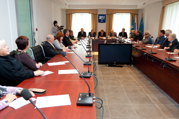 �������