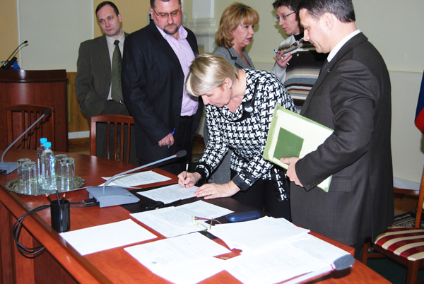 �������