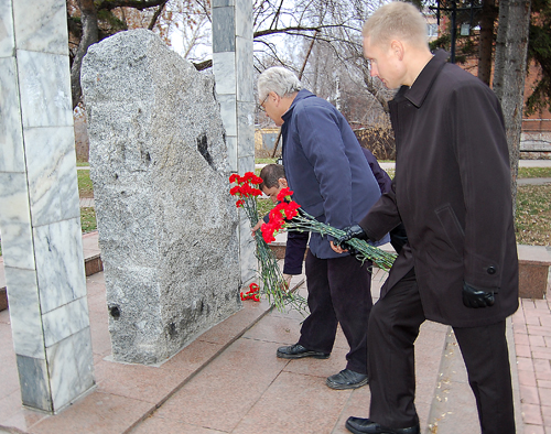 �������