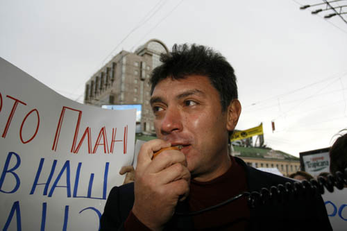 Около тысячи активистов и сторонников СПС приняли участие в акции протеста против экономической политики Путина, которая привела к повышению цен