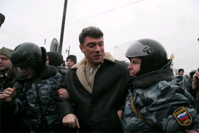 Борис Немцов задержан по обвинению в переходе улицы на желтый сигнал светофора