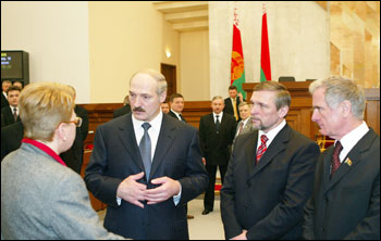 Александр Лукашенко общается с парламентариями. Послание-2005