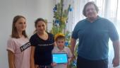 Александр Ремезков подарил ребенку с инвалидностью из Тюмени планшет