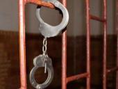 Обвиняемых в бунте в колонии для малолетних суд держит в клетке и в наручниках