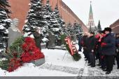 Цветы – Сталину!21 декабря коммунисты возложили цветы к могиле И.В. Сталина у Кремлевской стены.
