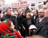 Юлия Тимошенко посетила палаточный городок под Печерским судом (фото)