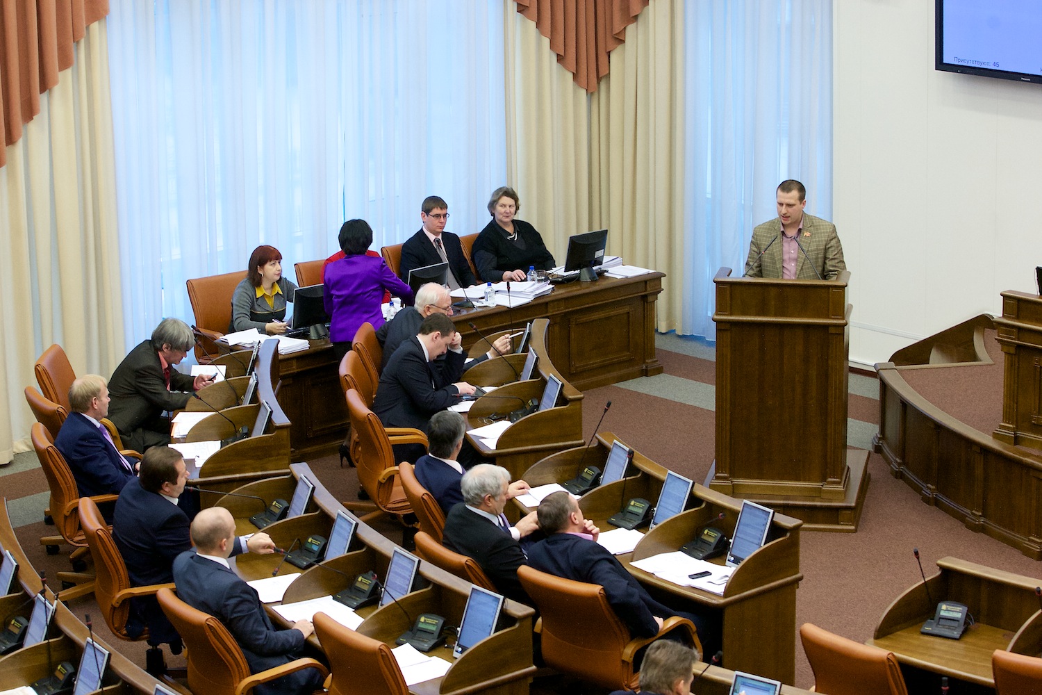 депутаты выступили с инициативой. депутаты выступили с инициативой. совет госдумы. депутаты выступили с инициативой. депутат выступает.