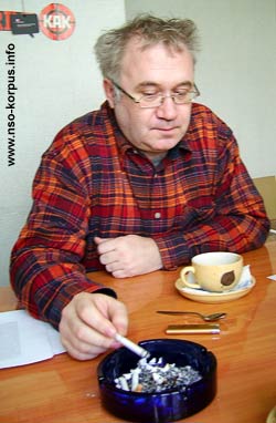 Илья Кормильцев курит. Апрель 2006 г.