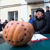 Одесситы принесли еврокомиссарам тыкву