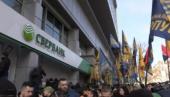 Радикалы забетонировали головной офис Сбербанка в Киеве
