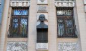У Києві з фасаду музею Лесі Українки викрали її бронзовий бюст